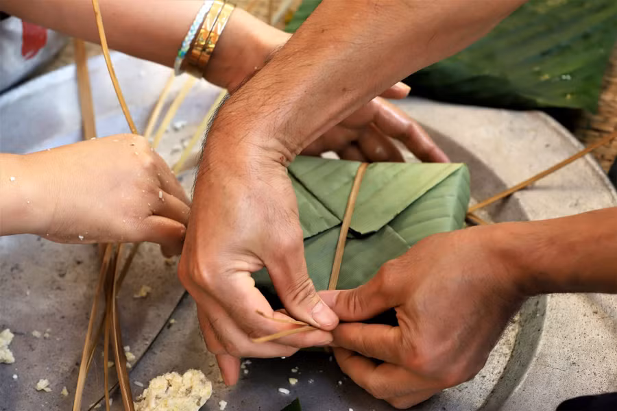 Đã thành hình chiếc bánh chưng vuông vức. Ảnh: M.T.H