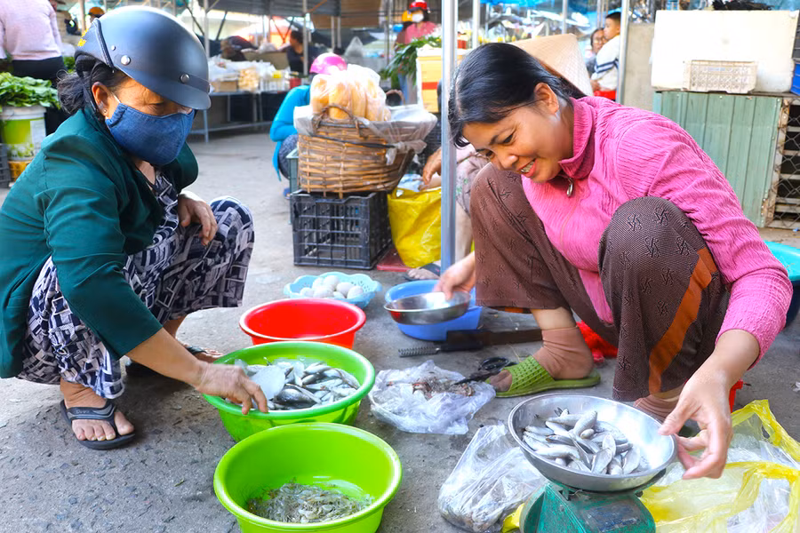 Mớ cá, tôm tươi rói được người dân đánh bắt ở sông Ba đem bán tại chợ An Xuyên kiếm thêm thu nhập. Ảnh: Ngọc Minh