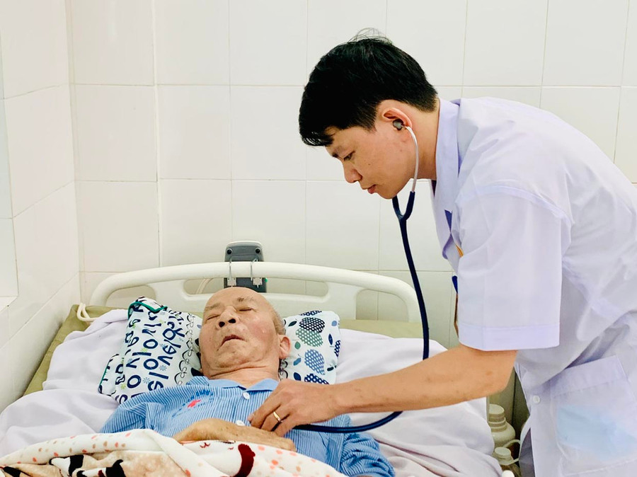 Bác sĩ Nguyễn Xuân Trung thăm khám cho người bệnh tại Khoa Nội chung. Ảnh: N.N Bác sĩ Nguyễn Xuân Trung thăm khám cho người bệnh tại Khoa Nội chung. Ảnh: N.N