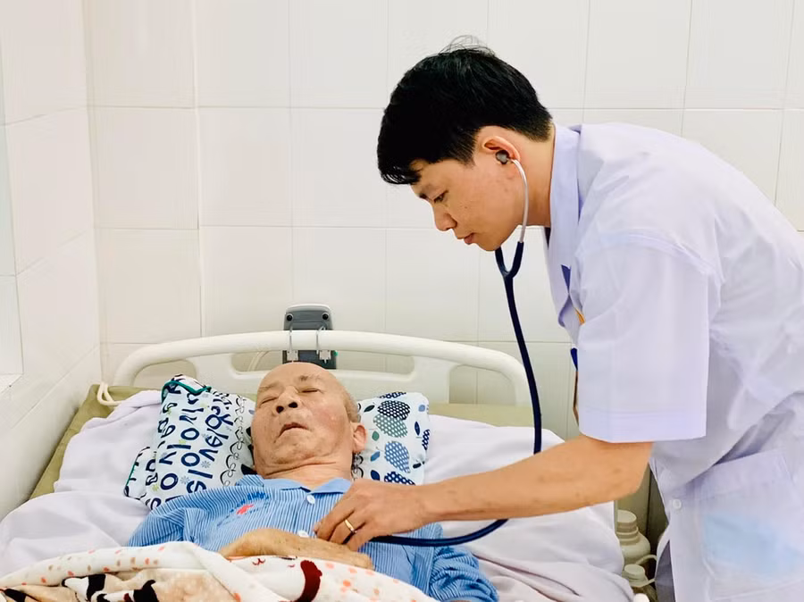 Bác sĩ Nguyễn Xuân Trung thăm khám cho người bệnh tại Khoa Nội chung. Ảnh: N.N