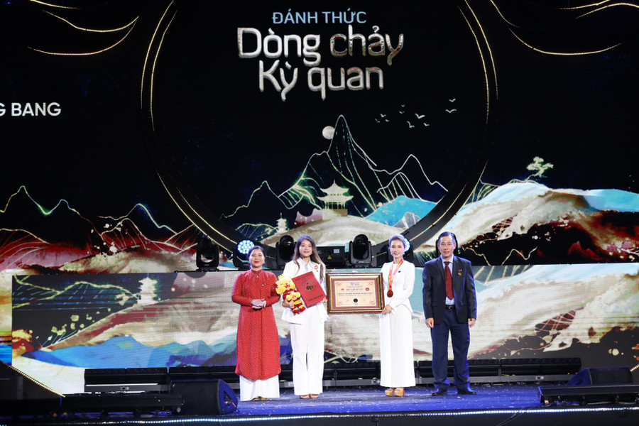 Công nhận suối nước nóng Bang là suối có độ sôi kỷ lục cao nhất Việt Nam - Ảnh 4. Tổ chức Kỷ lục Việt Nam đã trao chứng nhận cho suối Bang, suối có độ sôi kỷ lục cao nhất Việt Nam. Ảnh: THANH LỘC