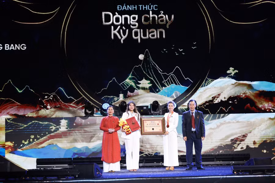 Tổ chức Kỷ lục Việt Nam đã trao chứng nhận cho suối Bang, suối có độ sôi kỷ lục cao nhất Việt Nam. Ảnh: THANH LỘC