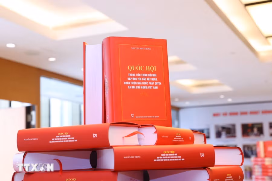 Cuốn sách 'Quốc hội trong tiến trình đổi mới đáp ứng yêu cầu xây dựng, hoàn thiện Nhà nước pháp quyền xã hội chủ nghĩa Việt Nam' của Tổng Bí thư Nguyễn Phú Trọng. (Ảnh: Văn Điệp/TTXVN)