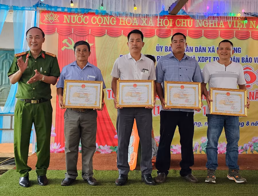 Trao giấy khen của Chủ tịch UBND huyện Chư Sê cho các cá nhân có thành tích xuất sắc trong phong trào toàn dân bảo vệ an ninh Tổ quốc. Ảnh: Mỹ Đức