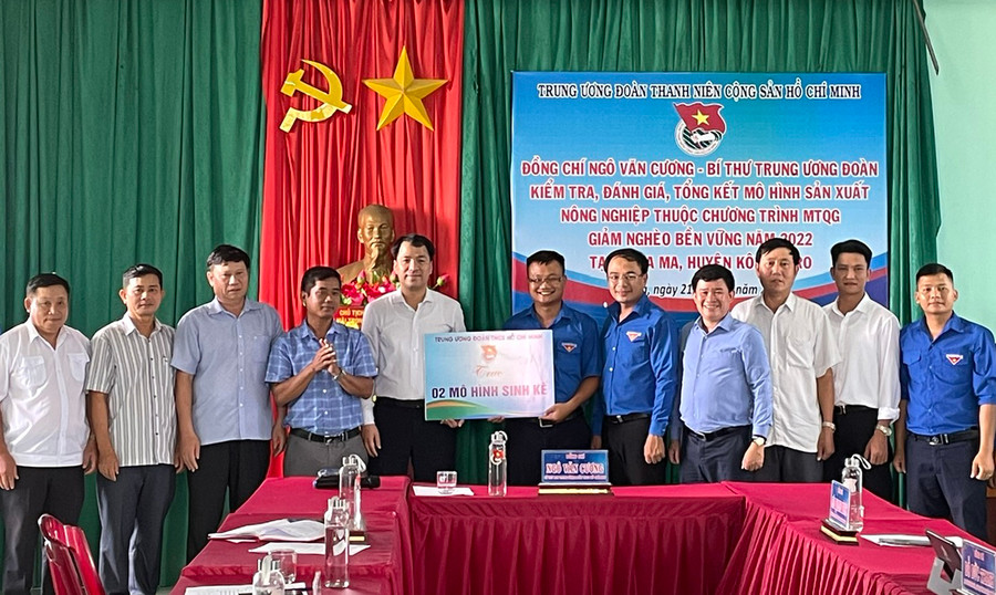 Đoàn công tác của Trung ương Đoàn trao bảng tượng trưng mô hình sinh kế cho Huyện Đoàn Kông Chro. Ảnh: Phương Liên