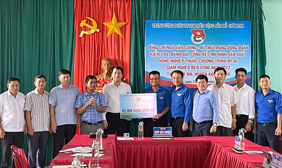 Đoàn công tác của Trung ương Đoàn trao bảng tượng trưng mô hình sinh kế cho Huyện Đoàn Kông Chro. Ảnh: Phương Liên