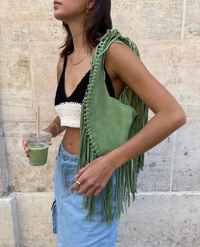 Ngoài váy áo, tua rua còn được xuất hiện trên những món phụ kiện khác như túi xách, giày dép và khuyên tai. Và ở mỗi một item đó lại đem đến cho người mặc những dáng vẻ “hút mắt”, độc đáo khác nhau