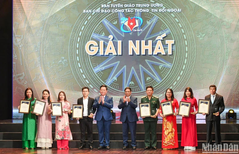 Thủ tướng Phạm Minh Chính và đồng chí Nguyễn Trọng Nghĩa, Bí thư Trung ương Đảng, Trưởng Ban Tuyên giáo Trung ương, Trưởng Ban Chỉ đạo Công tác thông tin đối ngoại trao giải Nhất cho các tác giả, nhóm tác giả. (Ảnh: Thành Đạt/NDO)