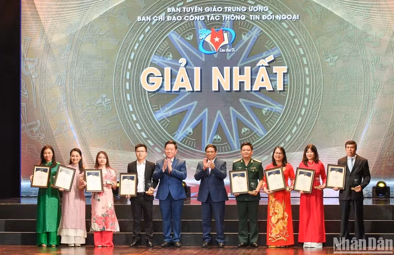 Thủ tướng Phạm Minh Chính và đồng chí Nguyễn Trọng Nghĩa, Bí thư Trung ương Đảng, Trưởng Ban Tuyên giáo Trung ương, Trưởng Ban Chỉ đạo Công tác thông tin đối ngoại trao giải Nhất cho các tác giả, nhóm tác giả. (Ảnh: Thành Đạt/NDO)