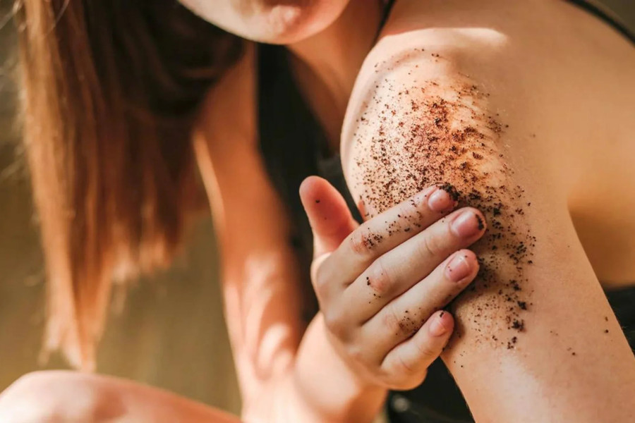 Bã cà phê không chỉ có tác dụng tẩy tế bào chết mà còn giúp làm sáng và đều màu da toàn thân (ảnh nguồn internet) Bã cà phê không chỉ có tác dụng tẩy tế bào chết mà còn giúp làm sáng và đều màu da toàn thân (ảnh nguồn internet)
