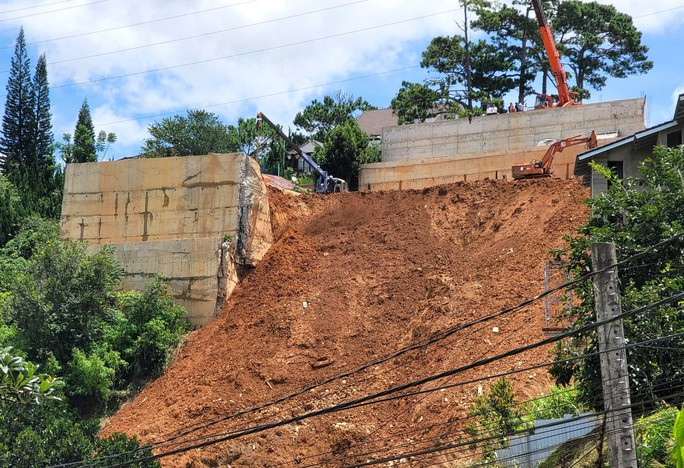 Cơ quan chức năng đang san gạt lại khu đất 15/2 Yên Thế để giảm nguy cơ tiếp tục sạt lở.