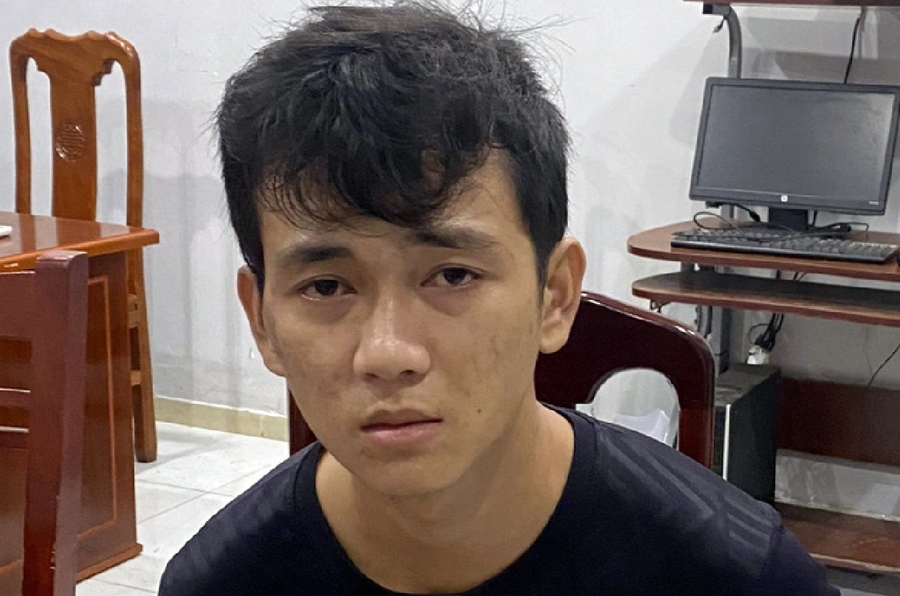 Đối tượng Lê Tấn Đạt bị người dân khống chế giao công an. Ảnh: Khắc Thiết