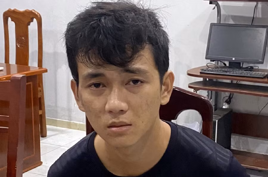 Đối tượng Lê Tấn Đạt bị người dân khống chế giao công an. Ảnh: Khắc Thiết