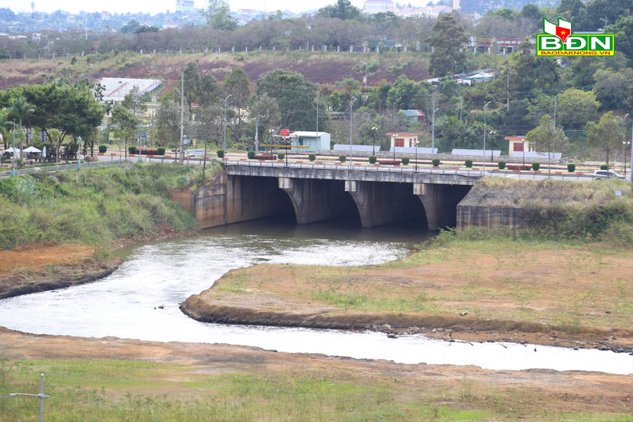 Hồ hạ Gia Nghĩa phải dừng tích nước cả năm nay vì gây ngập nhà cửa, tài sản của người dân Hồ hạ Gia Nghĩa phải dừng tích nước cả năm nay vì gây ngập nhà cửa, tài sản của người dân
