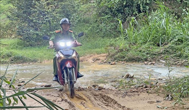 Thiếu tá Kiên trên đường đến vườn rẫy sầu riêng của một người dân tại xã Đạ Tồn (huyện Đạ Huoai), cách nơi làm việc gần 10km.