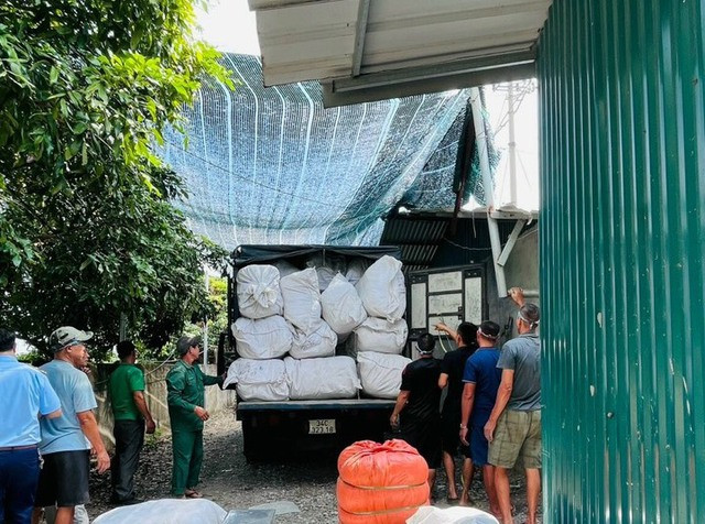 Lực lượng chức năng đưa số hàng hóa không rõ nguồn gốc về nơi tạm giữ