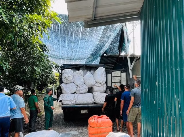 Lực lượng chức năng đưa số hàng hóa không rõ nguồn gốc về nơi tạm giữ