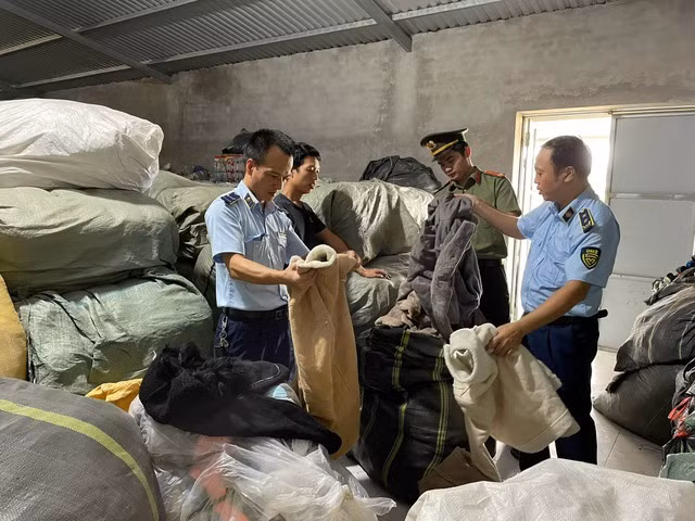 Lực lượng chức năng tiến hành kiểm tra lượng hàng hóa không rõ nguồn gốc