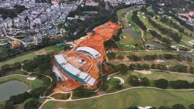 Toàn cảnh công trình xây dựng trong Đồi Cù. ẢNH: Lâm Viên