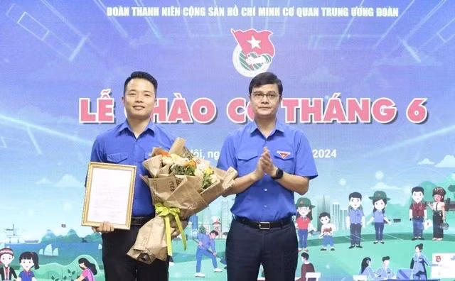 Anh Bùi Quang Huy trao quyết định điều động công tác cho anh Lương Minh Trường.