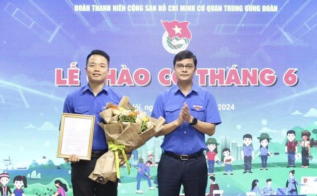 Anh Bùi Quang Huy trao quyết định điều động công tác cho anh Lương Minh Trường. Anh Bùi Quang Huy trao quyết định điều động công tác cho anh Lương Minh Trường.