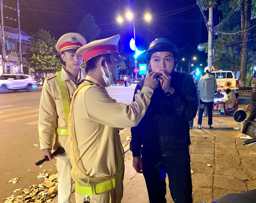 Công an TP. Pleiku tuần tra, kiểm soát xử lý vi phạm trật tự an toàn giao thông. Ảnh: R&apos;Ô HOK