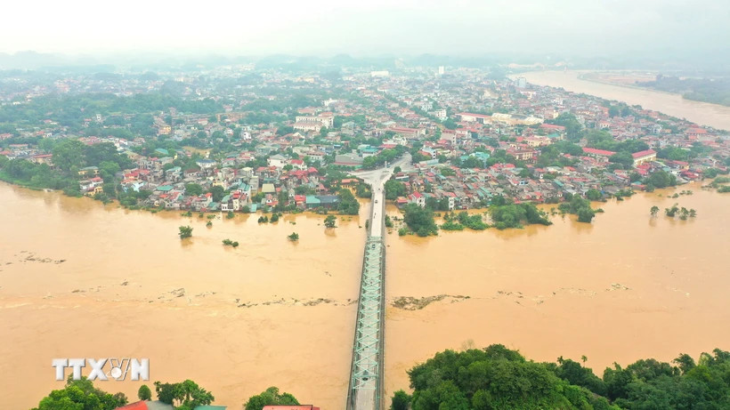 Nước sông Hồng lên cao, nhấn chìm các khu vực nằm ven sông ở thành phố Yên Bái, chiều 9-9. (Ảnh: Tuấn Anh /TTXVN)