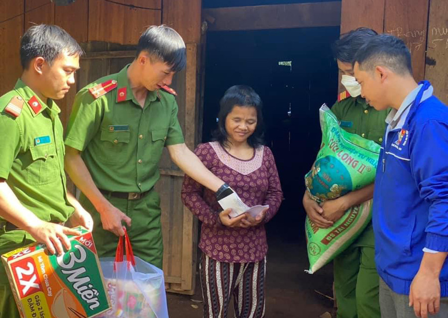 Trung úy Khổng Minh Trang (thứ 2 trái sang) luôn gần gũi, sâu sát đời sống người dân. Ảnh: T.T