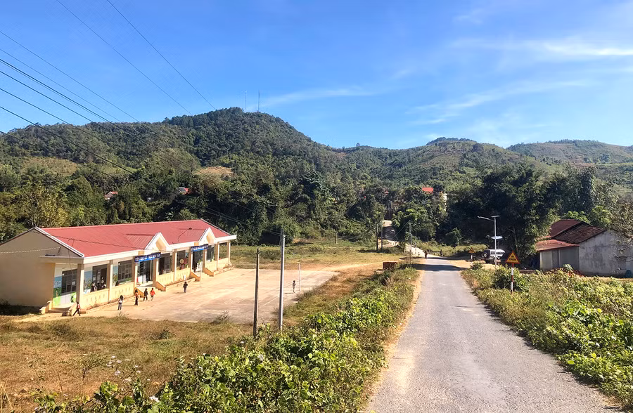 Đường vào trung tâm xã Hà Đông đã được trải nhựa thuận tiện cho người dân đi lại, giao thương. Ảnh: L.N