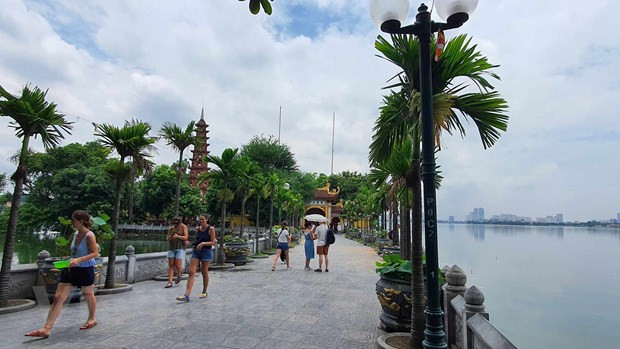 Du khách nước ngoài tham quan chùa Trấn Quốc, Tây Hồ, Hà Nội. (Ảnh: Huy Khánh/Vietnam+)