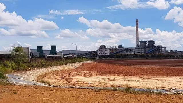 Hồ chứa bùn thải cạnh nhà máy chế biến Alumin