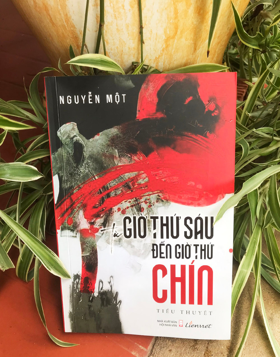 Tác phẩm “Giờ thứ sáu tới giờ thứ chín” của nhà văn Nguyễn Một. Ảnh: V.C.H Tác phẩm “Giờ thứ sáu tới giờ thứ chín” của nhà văn Nguyễn Một. Ảnh: V.C.H