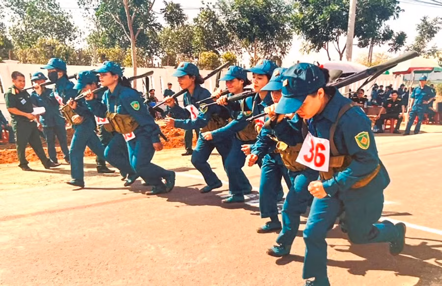 Lực lượng dân quân huyện tham gia hội thao quân sự. Ảnh: Chu Lý