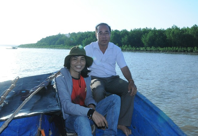 Chủ tịch UBND xã Long Hòa Nguyễn Thanh Cần cùng PV Tiền Phong khảo sát khu vực bãi nghêu khu vực cửa Cung Hầu. Ảnh: Cảnh Kỳ