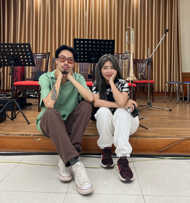 Hát cùng Đen Vâu trong Nấu ăn cho em là MV ca nhạc đầu tiên Hương Linh góp giọng ca. Ảnh: NVCC Hát cùng Đen Vâu trong Nấu ăn cho em là MV ca nhạc đầu tiên Hương Linh góp giọng ca. Ảnh: NVCC