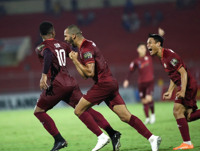 Rafaelson lại ghi bàn đem về chiến thắng cho CLB Bình Định. Ảnh: Dũng Nguyễn