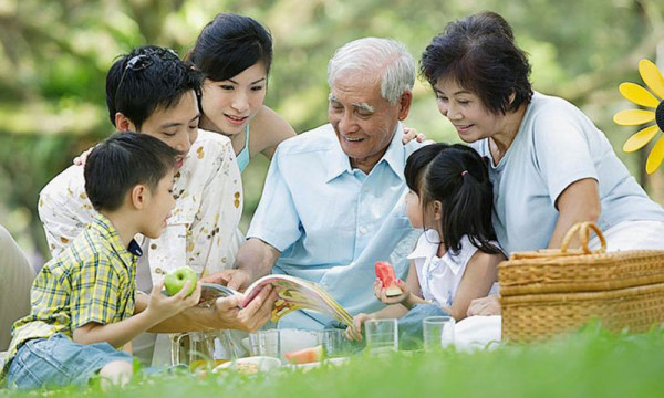 Báo hiếu ông bà, cha mẹ là nét đẹp văn hóa của người Việt Nam. Ảnh minh họa. Báo hiếu ông bà, cha mẹ là nét đẹp văn hóa của người Việt Nam. Ảnh minh họa.