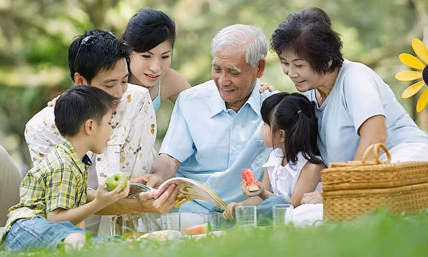 Báo hiếu ông bà, cha mẹ là nét đẹp văn hóa của người Việt Nam. Ảnh minh họa.