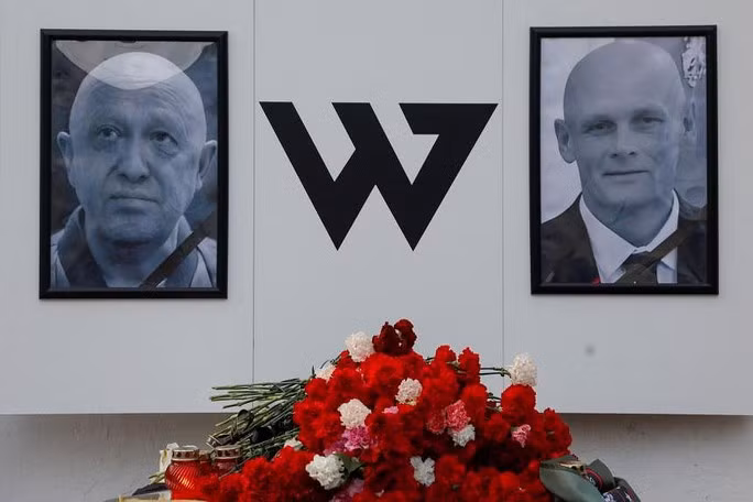 Chân dung ông Yevgeny Prigozhin (trái) và chỉ huy Dmitry Utkin tại một điểm tưởng niệm ở Nizhny Novgorod - Nga ngày 27-8. Ảnh: Reuters