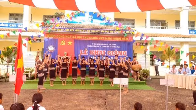 Học sinh biểu diễn cồng chiêng, múa xoang trong lễ khai giảng