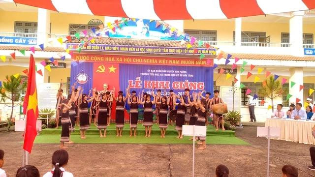Học sinh biểu diễn cồng chiêng, múa xoang trong lễ khai giảng