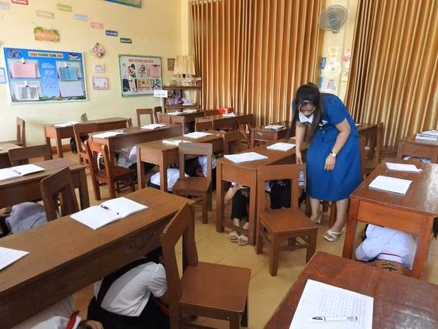 Học sinh Trường tiểu học Măng Đen trốn xuống gầm bàn trong tình huống giả định động đất