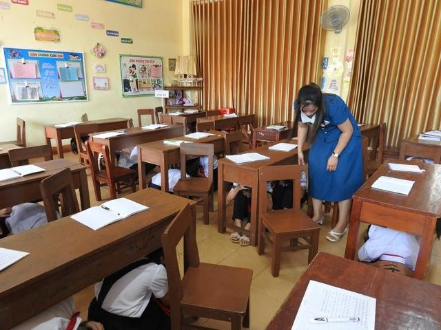 Học sinh Trường tiểu học Măng Đen trốn xuống gầm bàn trong tình huống giả định động đất