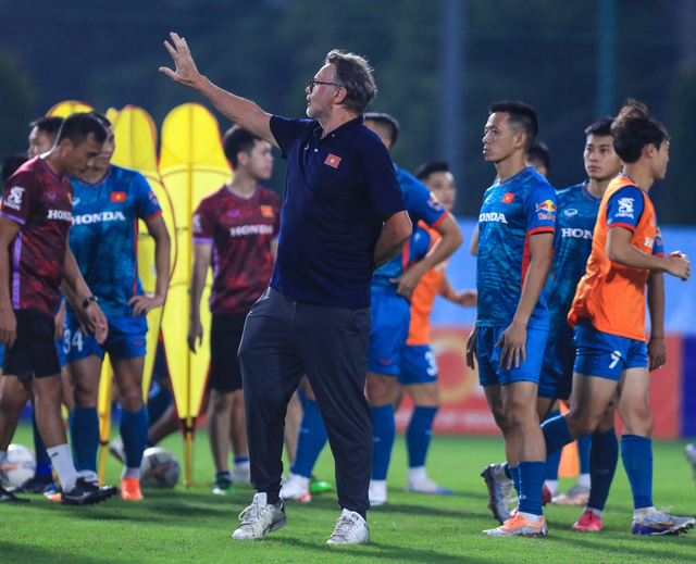 HLV Troussier đòi hỏi cao độ ở học trò. Ảnh: MINH TÚ