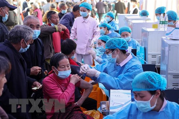 Nhân viên y tế tiêm vaccine phòng COVID-19 cho người dân tại Trung Khánh, Trung Quốc. (Ảnh: AFP/TTXVN)