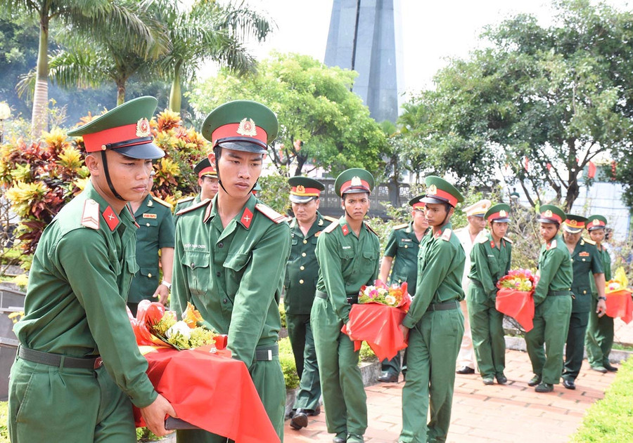 Lễ truy điệu và an táng hài cốt các liệt sĩ được tổ chức thành kính, trang nghiêm. Ảnh: Lam Nguyên Lễ truy điệu và an táng hài cốt các liệt sĩ được tổ chức thành kính, trang nghiêm. Ảnh: Lam Nguyên