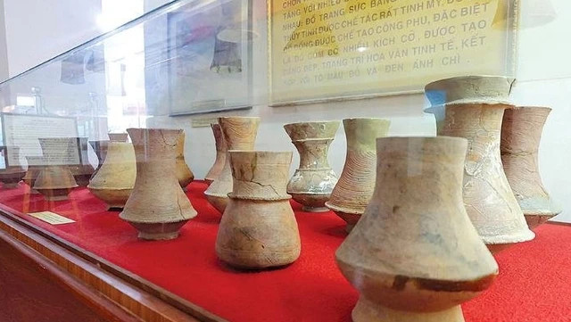 Bình gốm hoa Long Thạnh. ẢNH: PHẠM ANH Bình gốm hoa Long Thạnh. ẢNH: PHẠM ANH