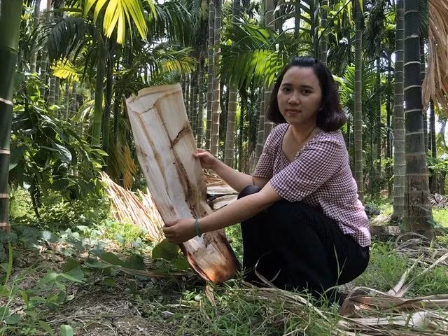 Từ những chiếc mo cau rơi rụng đầy trong vườn nhà, chị An tận dụng làm ra những sản phẩm đồ gia dụng, chén, dĩa…. Ảnh DUY TÂN