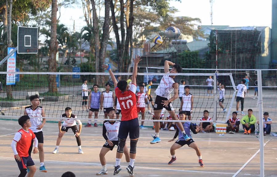 Môn bóng chuyền xuất hiện nhiều tay đập xuất sắc. Ảnh: L.V.N