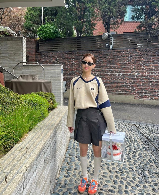 Giày thể thao là món thời trang cơ bản mà các nàng nên sắm sửa vài ba đôi. Kiểu giày này linh hoạt, bền bỉ, khó lỗi mốt và hơn hết là vô cùng thoải mái. Để nổi bật và sáng tạo với item tối giản này, nàng hãy thử mix match áo nỉ dài tay, chân váy xếp ly kaki và hoàn thiện bằng một đôi giày thể thao màu cam tươi sáng. Đôi tất cao tới đầu gối chính là một chi tiết giúp &quot;đánh lừa thị giác&quot;, khiến đôi chân của người mặc trông thon dài hơn